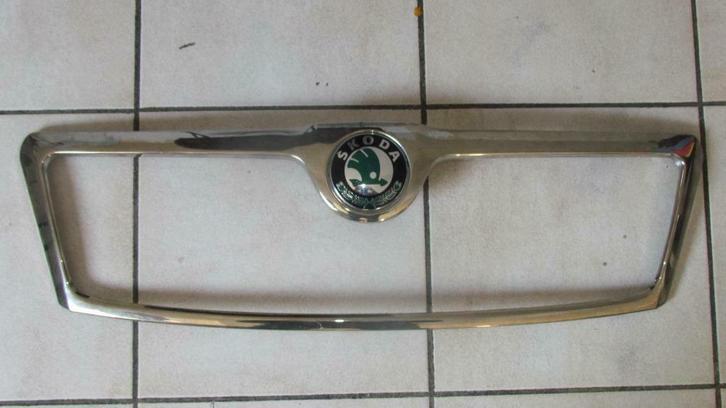 SKODA chroom grille vooraan, Auto-onderdelen, Carrosserie, Skoda, Voor, Ophalen of Verzenden