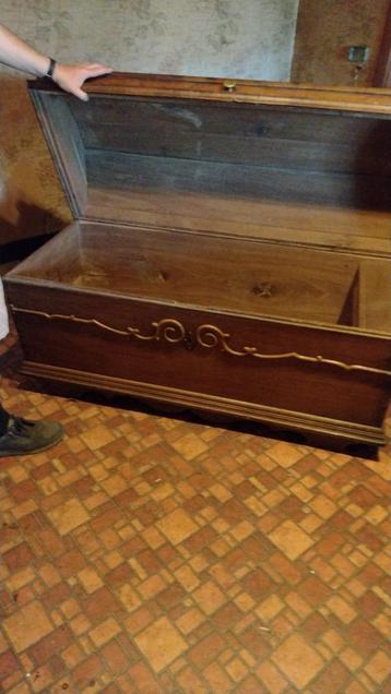 antieke grote houten linnenkist beschikbaar voor biedingen