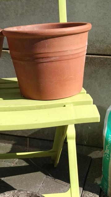 2 Stenen Terracotta potten. Cylinder potten  beschikbaar voor biedingen