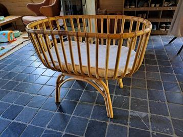 Rotan wieg + matras + matrasbeschermer beschikbaar voor biedingen