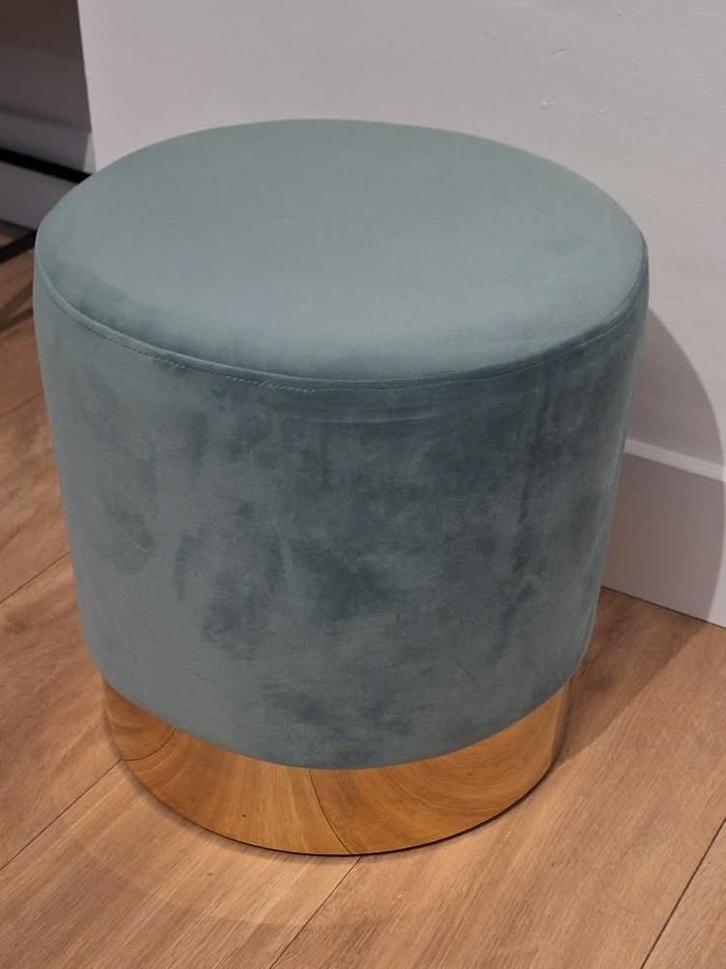 Fluwelen poef met gouden accent, Huis en Inrichting, Zetels | Voetbanken en poefs, Nieuw, Minder dan 50 cm, Minder dan 50 cm, Rond