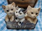 Een charmant decoratief beeldje van drie kittens die uit een, Verzamelen, Beelden en Beeldjes, Ophalen of Verzenden, Zo goed als nieuw