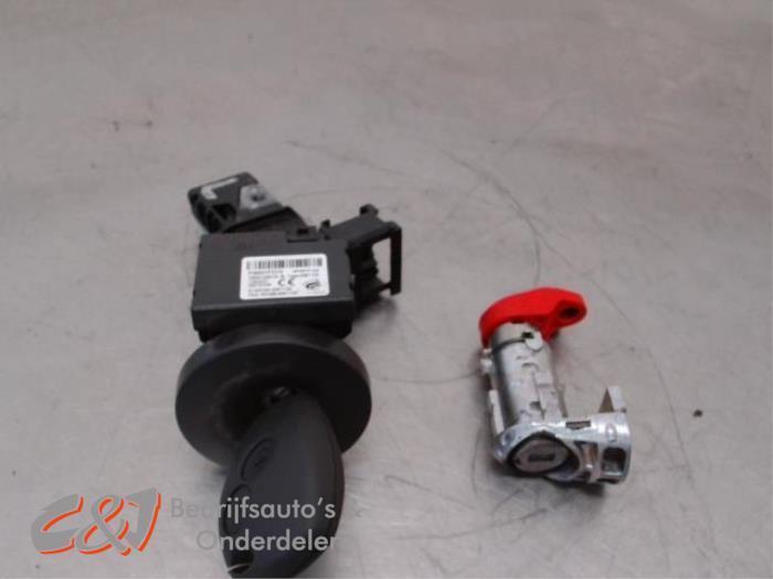 Serrure de contact + clé d'un Fiat Talento, Autos : Pièces & Accessoires, Autres pièces automobiles, Fiat, Utilisé, 3 mois de garantie