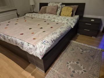 Volledige slaapkamer met kast en nachtkastjes + commode beschikbaar voor biedingen