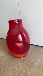 Vintage rode vaas, Huis en Inrichting, Ophalen, Gebruikt, Glas, Minder dan 50 cm