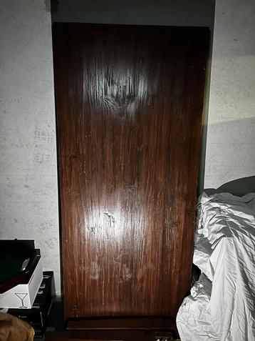 Houten eettafel beschikbaar voor biedingen