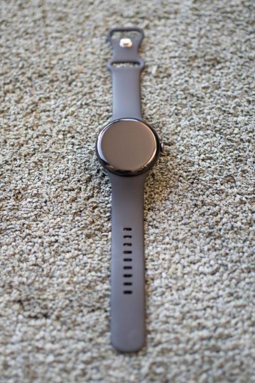 Google Pixel Watch 3 45mm + spigen rugged armor bandje, Handtassen en Accessoires, Smartwatches, Zo goed als nieuw, Android, Zwart
