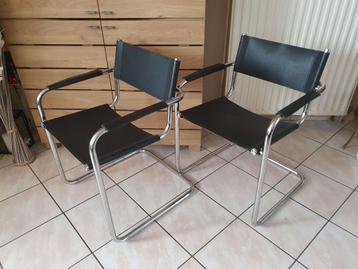 2 chaises noires Cantilever