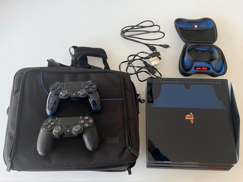 PS4 Pro 500 Million Ed. (Opberghoes + Controllers + Kabels), Games en Spelcomputers, Spelcomputers | Sony PlayStation 4, Zo goed als nieuw