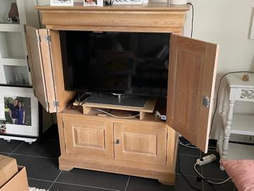 Tv kast in zeer goede staat  beschikbaar voor biedingen