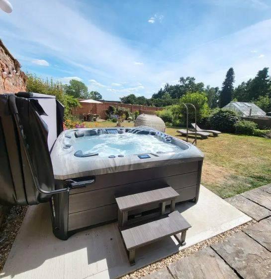 Neuf💦Jacuzzi 5 pers bien isolé 65 jets 3 pompes Musique, Sports & Fitness, Produits de santé, Wellness & Bien-être, Neuf, Enlèvement ou Envoi