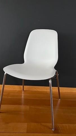 2 witte Ikea-stoelen beschikbaar voor biedingen