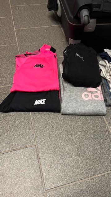 Lot vetements fille beschikbaar voor biedingen
