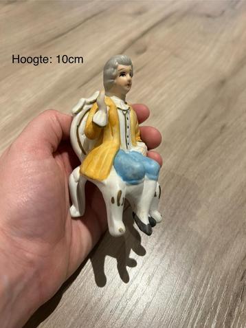 Beeldje heer op stoel beschikbaar voor biedingen