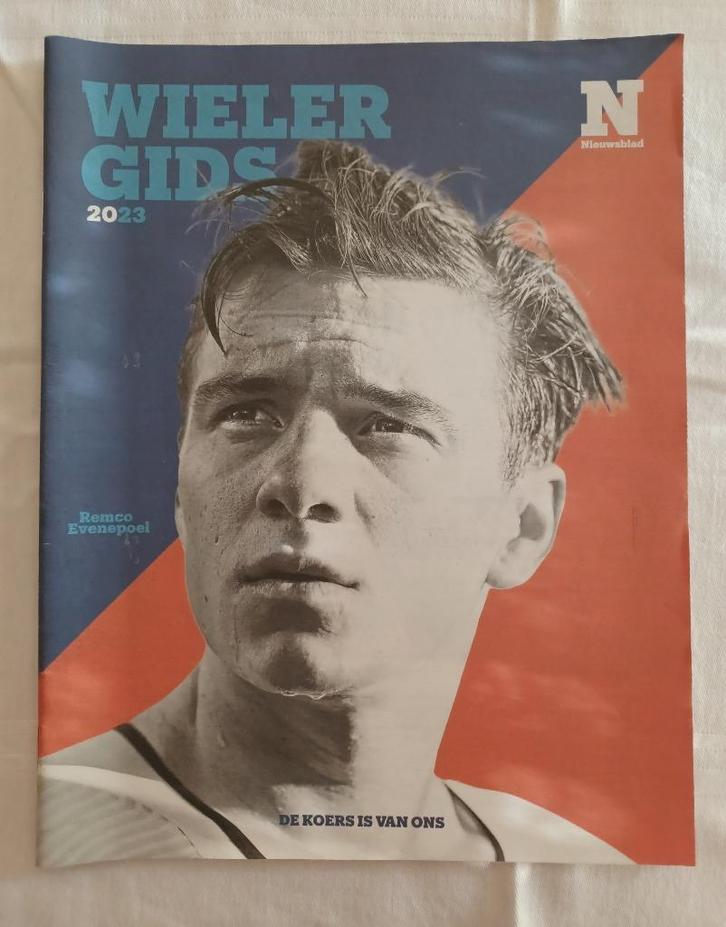 Wielergids 2023 - Het Nieuwsblad, Boeken, Sportboeken, Zo goed als nieuw, Lopen en Fietsen, Ophalen of Verzenden