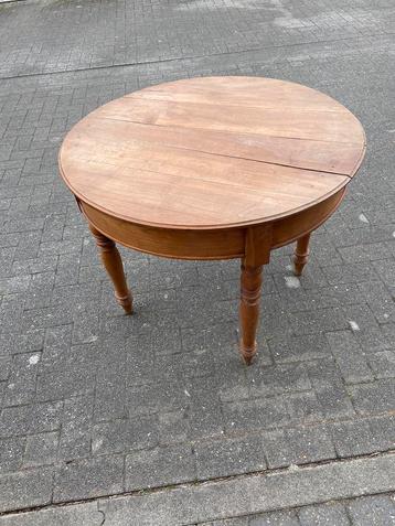 Ronde houten eettafel  beschikbaar voor biedingen
