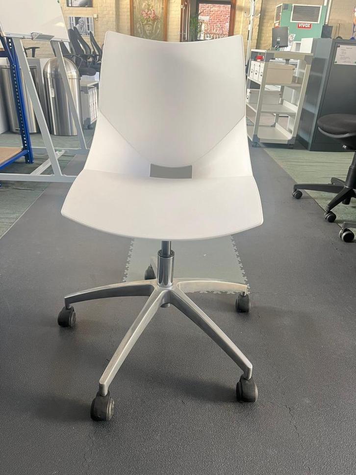 Moderne witte bureaustoel op wielen, Huis en Inrichting, Bureaustoelen, Nieuw, Bureaustoel, Wit, Ergonomisch, Ophalen
