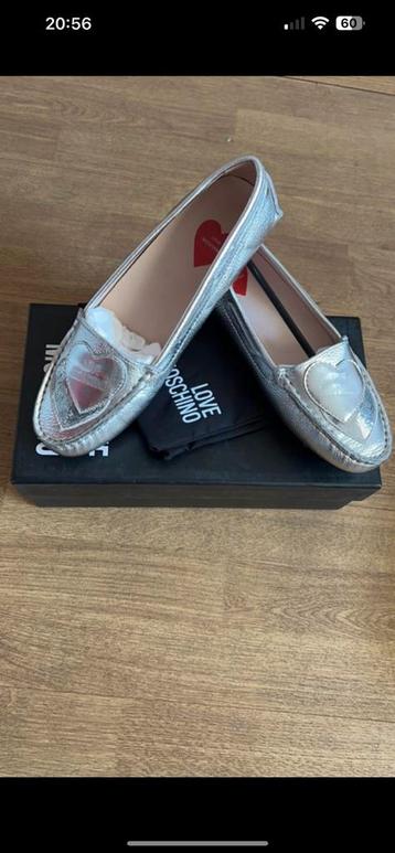 Moccasins van het Love Moschino beschikbaar voor biedingen
