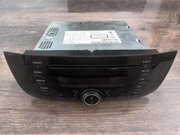 Originele Fiat Punto Evo (2009 - 2018) radio beschikbaar voor biedingen