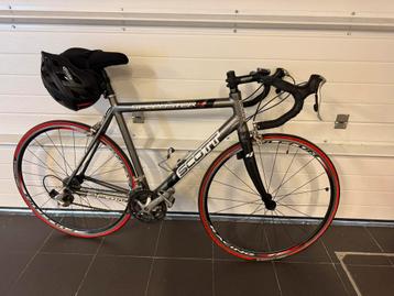 Koersfiets te koop beschikbaar voor biedingen