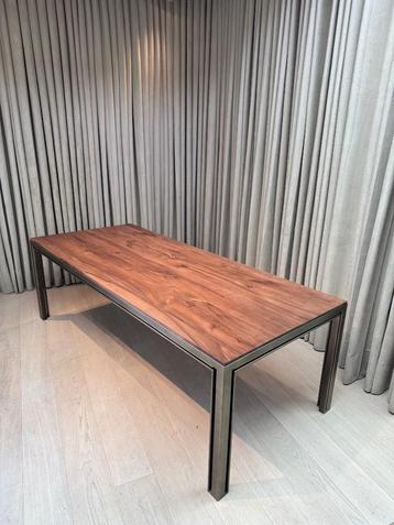 Design eettafel walnoot   beschikbaar voor biedingen