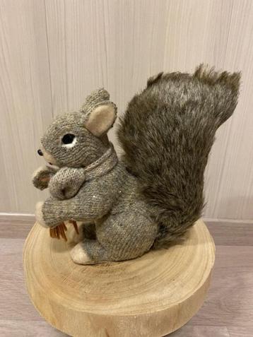 herfstdecoratie : eekhoorn beschikbaar voor biedingen