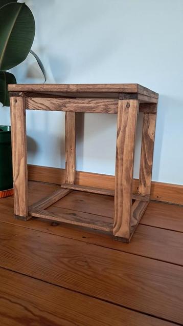 Houten bijzettafel beschikbaar voor biedingen