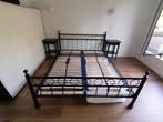 zwart smeedijzeren bed met matras en 2 nachtkastjes, Huis en Inrichting, Slaapkamer | Bedden, Ophalen, Overige materialen, Gebruikt