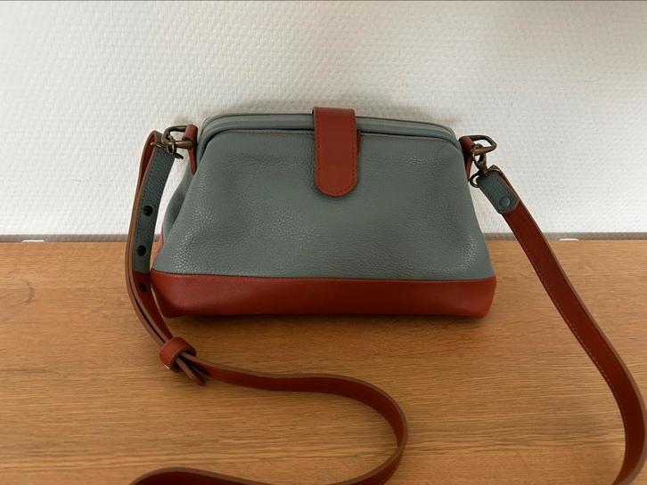 Blauw bruine handgemaakte lederen schoudertas Innej, Handtassen en Accessoires, Tassen | Damestassen, Nieuw, Schoudertasje, Blauw