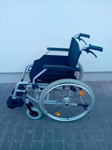 Onberispelijke rolstoel van het merk BB met remmen Ze is beschikbaar voor biedingen