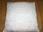 Coussin en satin rose pâle recouvert de macramé., Huis en Inrichting, Woonaccessoires | Kussens, Ophalen of Verzenden, Nieuw, Roze