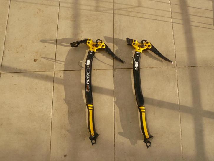 2 piolets Charlet Moser Quasar, Sports & Fitness, Ski & Ski de fond, Utilisé, Autres types, Enlèvement