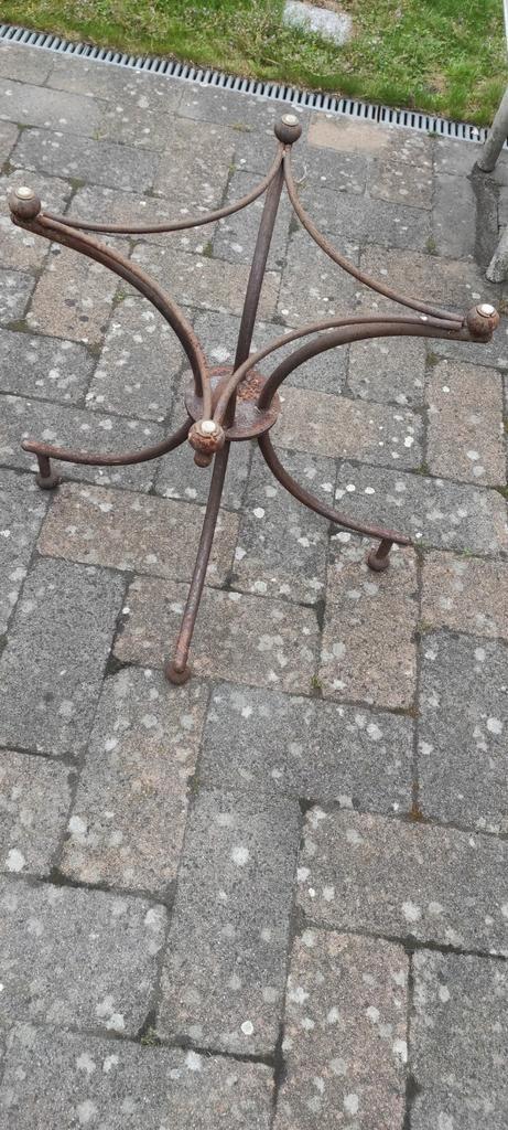 Gietijzeren zwaar tafelonderstel,uit massief cortenstaal., Tuin en Terras, Tuintafels, Zo goed als nieuw, Ophalen