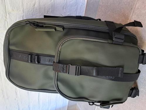 Donkergroene rugzak Rains - NIEUW  met prijskaartje, Handtassen en Accessoires, Tassen | Rugtassen, Nieuw, Overige merken, 25 tot 40 cm