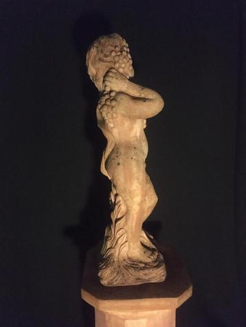 Italiaans terracotta Tuinbeeld op zuil  beschikbaar voor biedingen