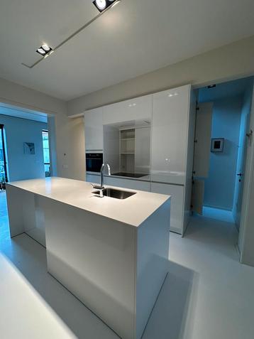 LUXE GLANS KEUKEN + GRANIET + 5 ELECTRO + GEDEMONTEERD beschikbaar voor biedingen