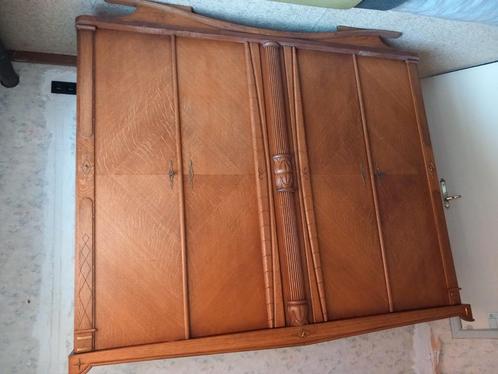 GRATIS
Oude antieke kast, Antiek en Kunst, Antiek | Meubels | Bedden, Ophalen