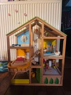 Houtej poppenhuis met meubeltjes en popjes hape, Kinderen en Baby's, Speelgoed | Poppenhuizen, Ophalen, Zo goed als nieuw, Poppenhuis