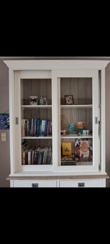 Prachtige boekenkast, enkel het bovenste deel te koop beschikbaar voor biedingen