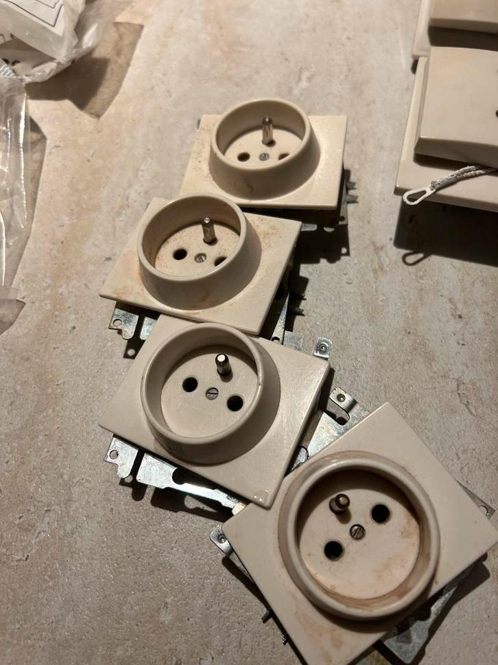 Oude Niko schakelaars en stopcontacten, Bricolage & Construction, Électricité & Câbles, Utilisé, Interrupteur, Interrupteur, Enlèvement ou Envoi