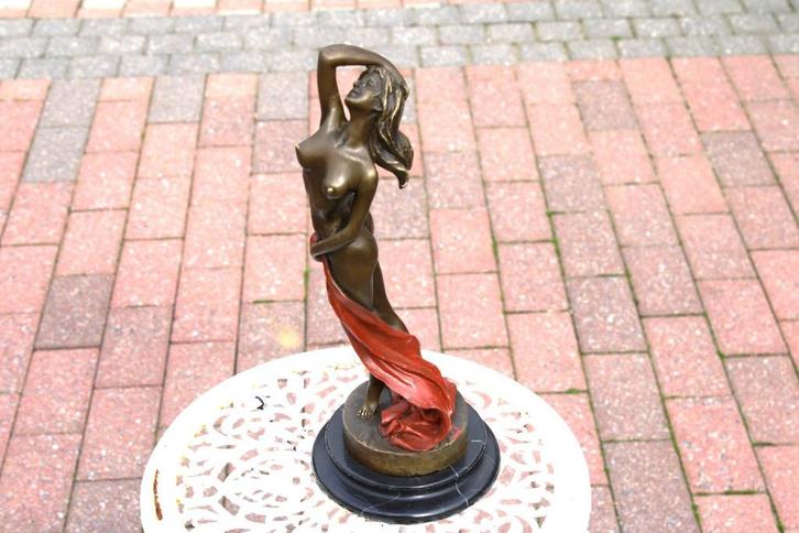 naakte vrouw met een rood laken, gesigneerd brons, MILO, Antiek en Kunst, Antiek | Brons en Koper, Brons, Ophalen