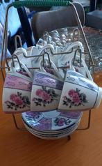 Assiettes et soucoupes vintage sur présentoir, Ophalen