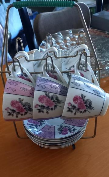 Assiettes et soucoupes vintage sur présentoir beschikbaar voor biedingen