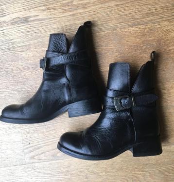 Prachtige lederen boots Diesel maat 37 beschikbaar voor biedingen