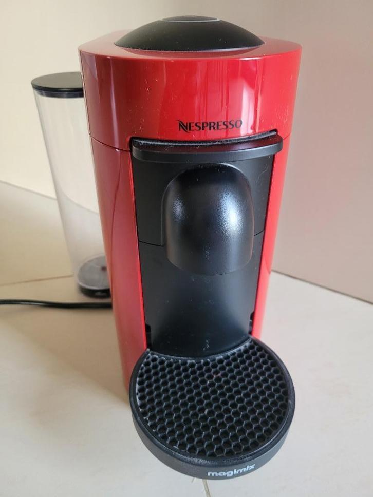 NESPRESSO Magimix Vertuo Plus rode koffiemachine, Elektronische apparatuur, Koffiezetapparaten, Zo goed als nieuw, Koffiepads en cups