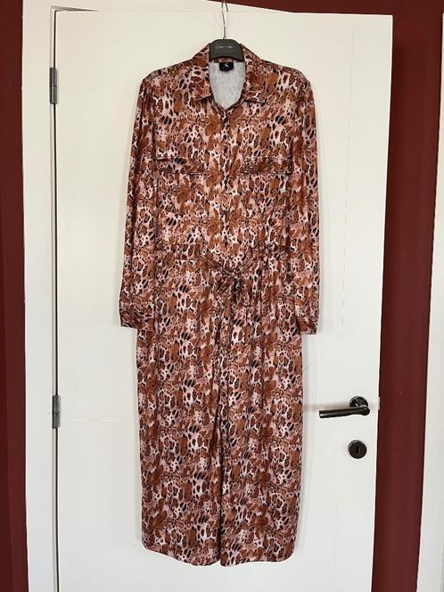 K Design knappe jurk maat 42, Kleding | Dames, Jurken, Zo goed als nieuw, Maat 42/44 (L), Overige kleuren, Onder de knie, Ophalen of Verzenden