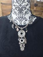 Zilverkleurige ketting met bedeltjes, Ophalen of Verzenden, Nieuw, Zilver, Verstelbaar