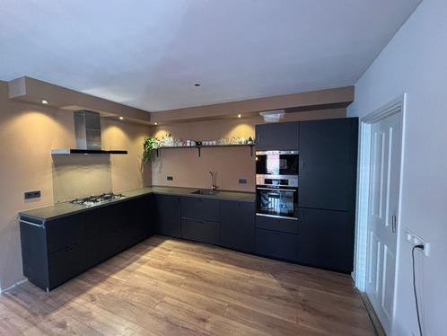 Parchtige Moderne mat zwarte hoekkeuken, Huis en Inrichting, Keuken | Complete keukens, Zo goed als nieuw, Hoekkeuken, Zwart, Composiet