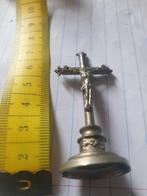 ancien crucifix sur socle  6cm, Antiquités & Art, Enlèvement ou Envoi