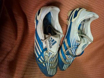 Voetbalschoenen, koussen en scheenbeschermers beschikbaar voor biedingen